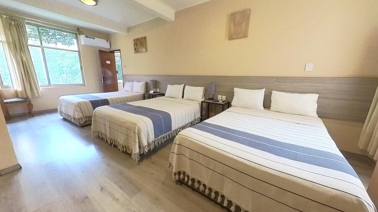 Habitacion con dos camas matrimoniales en Hotel Don Nino